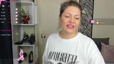 Jully online show from December 9, 2:02 am