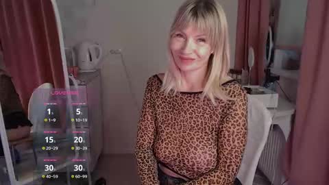 Snapshot of julvilnet chatting on December 4, 8:23 am Julia online show from December 4, 8:23 am