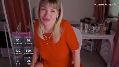 Snapshot of julvilnet chatting on March 7, 5:18 am Julia online show from March 7, 5:18 am