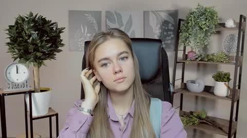 junewoods online show from November 12, 7:42 am