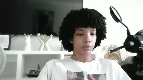 Snapshot of junior_thegoldenboy chatting on May 17, 4:14 pm junior_thegoldenboy online show from May 17, 4:14 pm