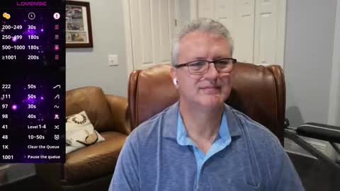 Snapshot of justavoyeurhere chatting on October 29, 11:17 pm Michael online show from October 29, 11:17 pm