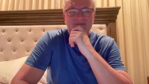 Snapshot of justavoyeurhere chatting on October 31, 1:17 am Michael online show from October 31, 1:17 am