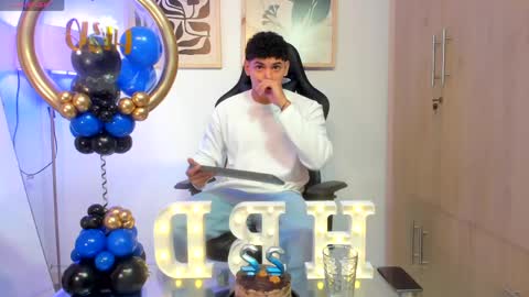 Snapshot of justin_payn14 chatting on May 24, 2:22 pm justin_payn14 online show from May 24, 2:22 pm