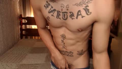 Snapshot of justine_hunk chatting on February 13, 4:25 pm justine_hunk online show from February 13, 4:25 pm