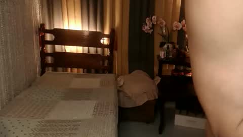 Snapshot of justine_hunk chatting on March 1, 4:36 am justine_hunk online show from March 1, 4:36 am