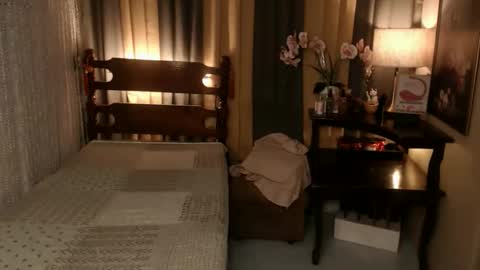 Snapshot of justine_hunk chatting on March 1, 4:42 pm justine_hunk online show from March 1, 4:42 pm