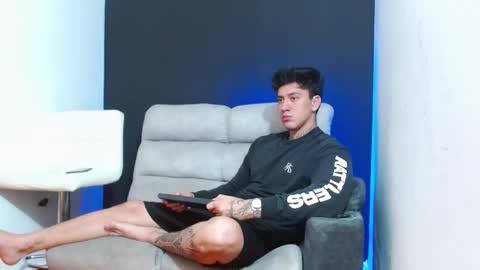 justinfuller_31 online show from March 15, 10:16 pm