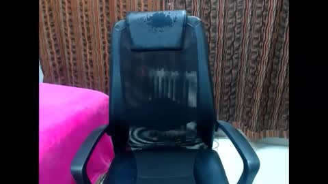 jusybee online show from April 21, 3:50 pm