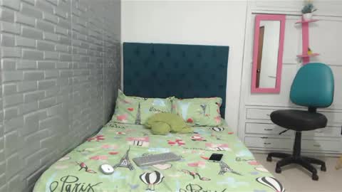 juviaandgray online show from January 11, 1:48 am