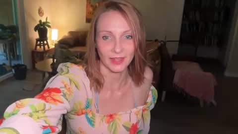 Snapshot of kaileeshy chatting on June 20, 4:48 am Kailee Smile online show from June 20, 4:48 am