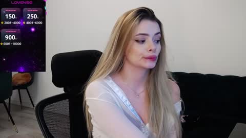 Snapshot of kailyn_moen01 chatting on December 2, 10:01 pm Kailyn online show from December 2, 10:01 pm