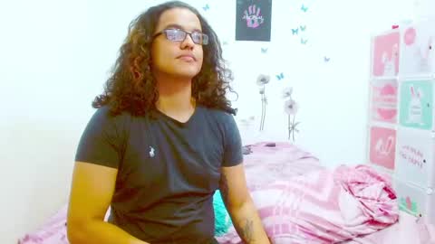 Snapshot of kami_chigiri chatting on February 28, 12:43 am Dante and Carolina independient model online show from February 28, 12:43 am