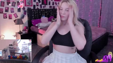 Snapshot of karambamoon chatting on December 3, 9:01 pm Lera online show from December 3, 9:01 pm