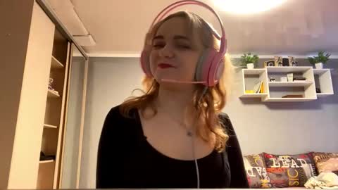 Snapshot of kariejenison chatting on November 8, 8:25 am Im Olivia online show from November 8, 8:25 am