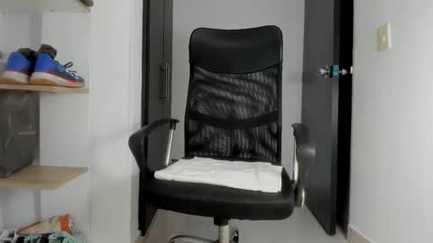 Snapshot of karimthompson chatting on February 8, 9:45 am Karim online show from February 8, 9:45 am