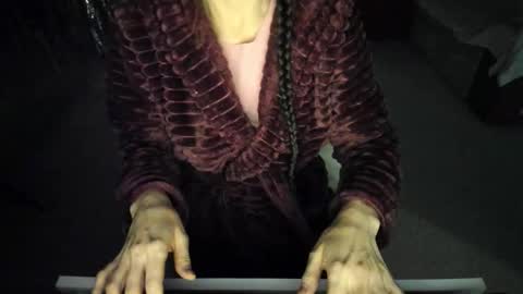 Snapshot of karinasweeety chatting on November 11, 5:18 am KarinaSweeety online show from November 11, 5:18 am