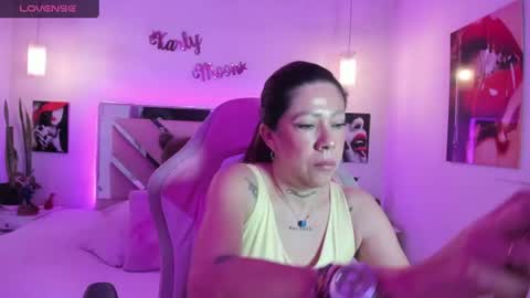 Snapshot of karly_moonn chatting on July 1, 9:47 pm Karly Moonns online show from July 1, 9:47 pm