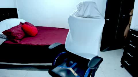 Snapshot of karly_shiine_ chatting on April 28, 2:27 am karly. online show from April 28, 2:27 am