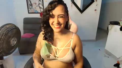 Snapshot of karol_naughty chatting on February 6, 2:33 am    online show from February 6, 2:33 am