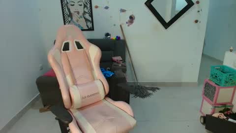 Snapshot of karol_naughty chatting on February 13, 3:18 am    online show from February 13, 3:18 am