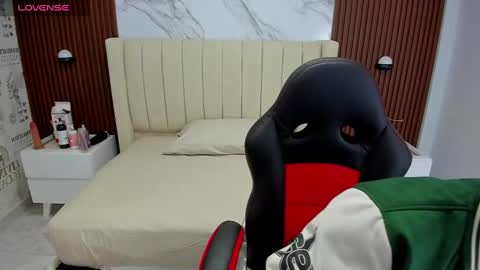 Snapshot of karolandluna chatting on February 6, 10:32 pm Karol and Luna online show from February 6, 10:32 pm