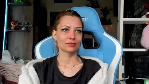 karoline121 online show from March 16, 5:44 am