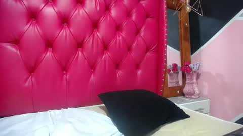 karoline_lov2 online show from February 14, 10:47 pm