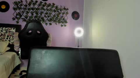 kassandra james online show from December 4, 1:25 am