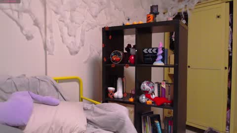 Snapshot of katie_deville chatting on December 2, 3:47 am Katie Deville online show from December 2, 3:47 am