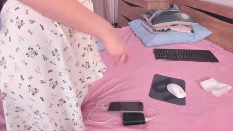 Snapshot of katie_ness chatting on May 19, 7:42 pm Kate online show from May 19, 7:42 pm