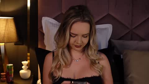 Snapshot of katjolie chatting on December 12, 9:37 pm KatJolie online show from December 12, 9:37 pm