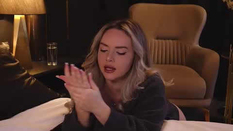 Snapshot of katjolie chatting on February 21, 8:38 pm KatJolie online show from February 21, 8:38 pm