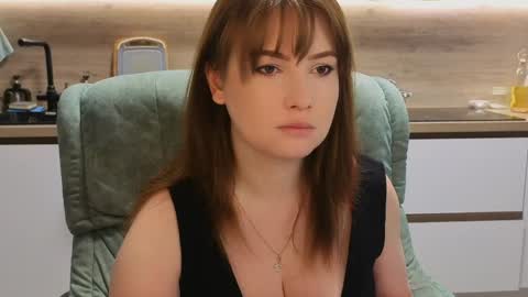 katniss_k online show from May 25, 5:13 am