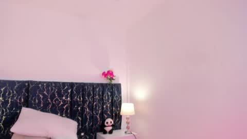 Snapshot of katte_landerr chatting on April 24, 1:24 pm Katte online show from April 24, 1:24 pm