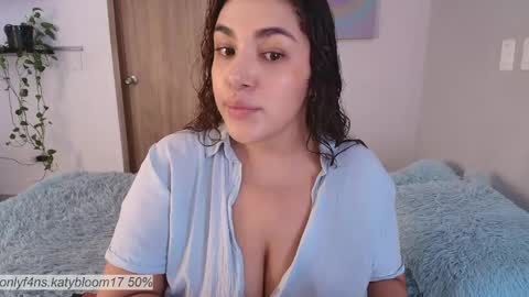 Snapshot of katybloom_ chatting on May 12, 9:12 pm online show from May 12, 9:12 pm