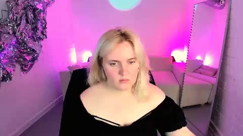 Snapshot of katybriggs chatting on June 18, 5:08 am Katy online show from June 18, 5:08 am