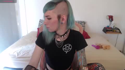 Snapshot of kawaimisfit chatting on December 31, 4:25 pm luna   online show from December 31, 4:25 pm