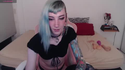 Snapshot of kawaimisfit chatting on January 7, 2:53 am luna   online show from January 7, 2:53 am