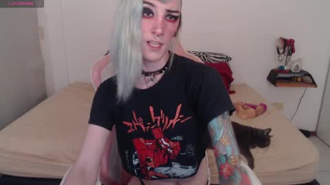 Snapshot of kawaimisfit chatting on January 13, 2:18 am luna   online show from January 13, 2:18 am