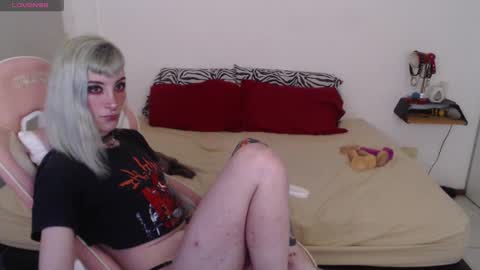 Snapshot of kawaimisfit chatting on January 13, 5:23 am luna   online show from January 13, 5:23 am