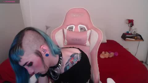 Snapshot of kawaimisfit chatting on February 8, 4:03 am luna   online show from February 8, 4:03 am