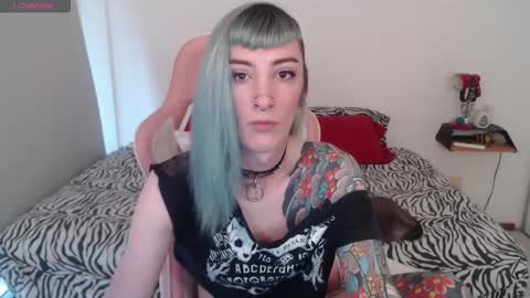 Snapshot of kawaimisfit chatting on February 15, 10:42 pm luna   online show from February 15, 10:42 pm