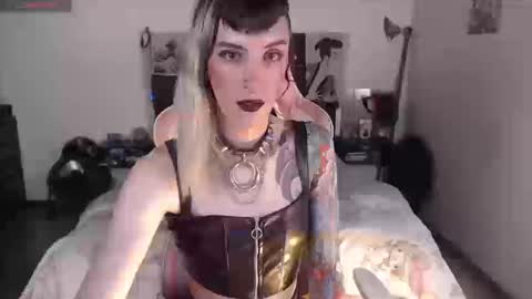 Snapshot of kawaimisfit chatting on September 19, 8:53 pm luna   online show from September 19, 8:53 pm