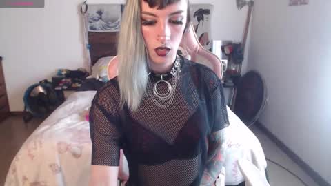 Snapshot of kawaimisfit chatting on October 7, 8:50 pm luna   online show from October 7, 8:50 pm