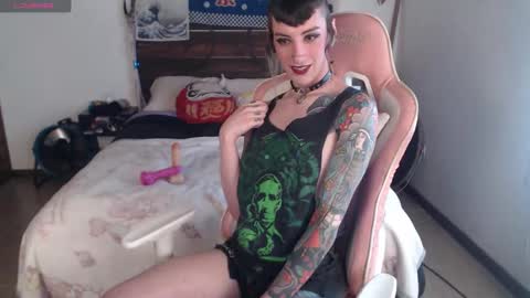 Snapshot of kawaimisfit chatting on October 9, 9:35 pm luna   online show from October 9, 9:35 pm