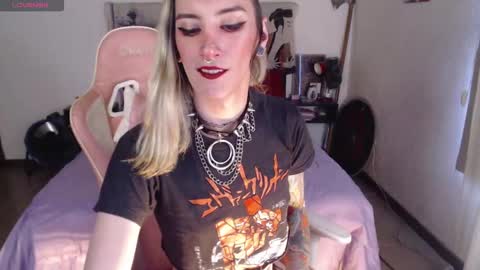 Snapshot of kawaimisfit chatting on October 28, 9:06 pm luna   online show from October 28, 9:06 pm