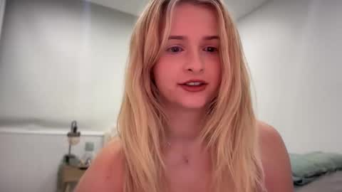 Snapshot of kaylaaaa111 chatting on September 25, 9:57 am khaleesi online show from September 25, 9:57 am