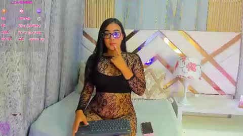kayladavies_ online show from July 6, 12:57 pm