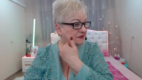 Snapshot of kaylesmoll chatting on November 12, 7:57 pm kaylesmoll online show from November 12, 7:57 pm